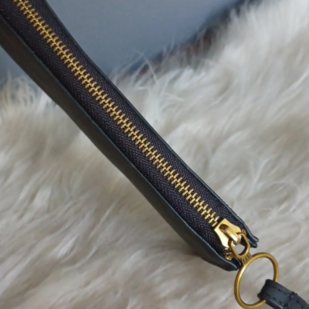Universal Thread Wallet - Picture 3 of 13